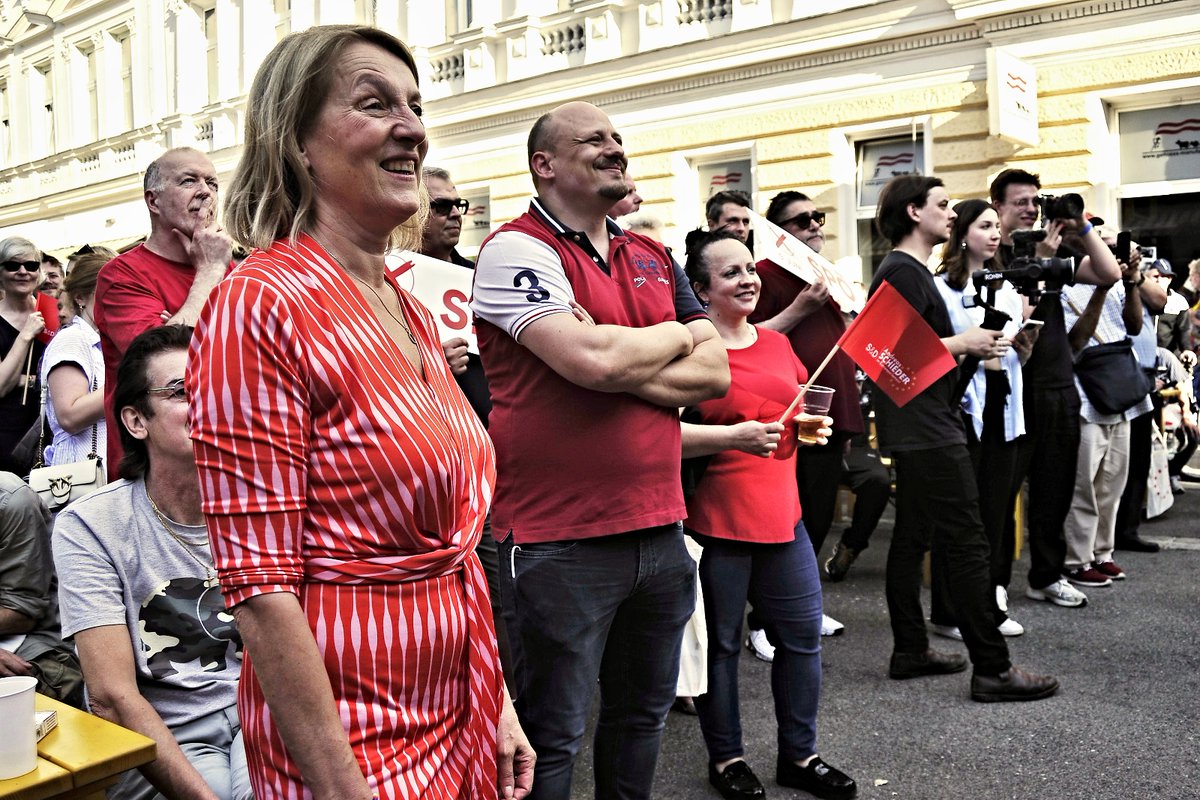 apex_archive's tweet image. EU-Wahlkampfabschluß der #SPÖ:
Gute Stimmung und Zuversicht bei den KandidatInnen Evelyn #Regner und Andreas #Schieder und beim Wahlvolk am Wiener Yppenplatz.

#EUwahl #EUwahl24 #SPOE @SPOE_at