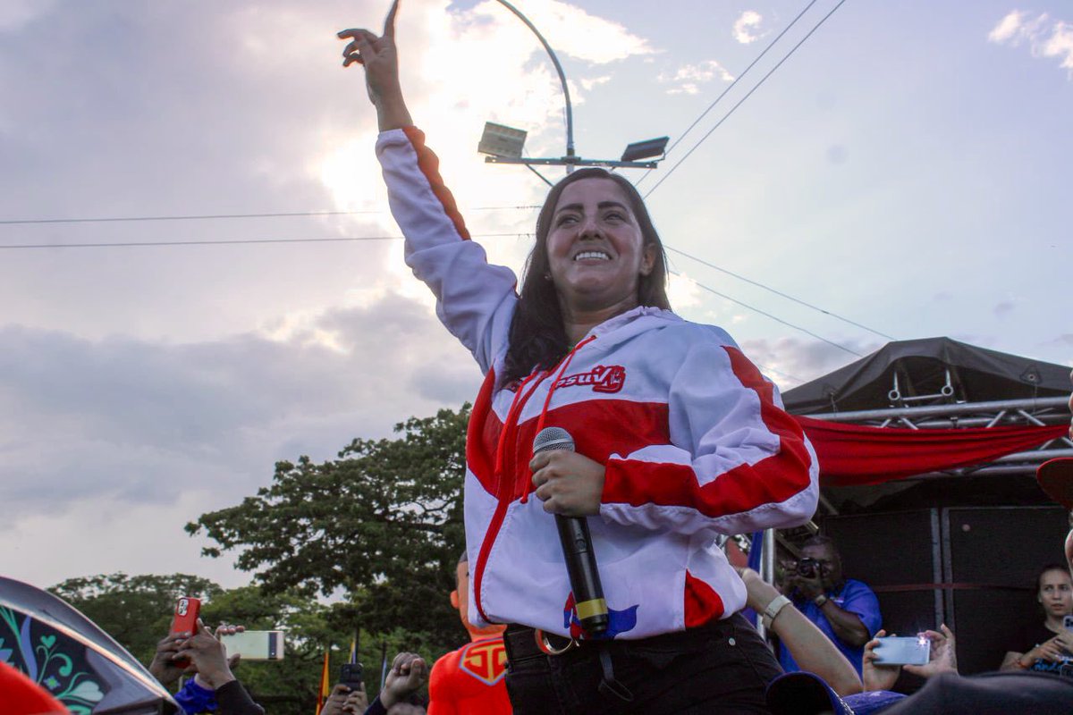 #7Jun El pueblo de Santiago Mariño salió a las calles para demostrar su amor, compromiso y lealtad al presidente <a href="/NicolasMaduro/">Nicolás Maduro</a>. Hoy desde el Samán de Güere acompañamos a nuestro líder en su visita al estado #Aragua. ¡Maduro es nuestro Gallo Pinto! #VamosPaLanteVenezuela