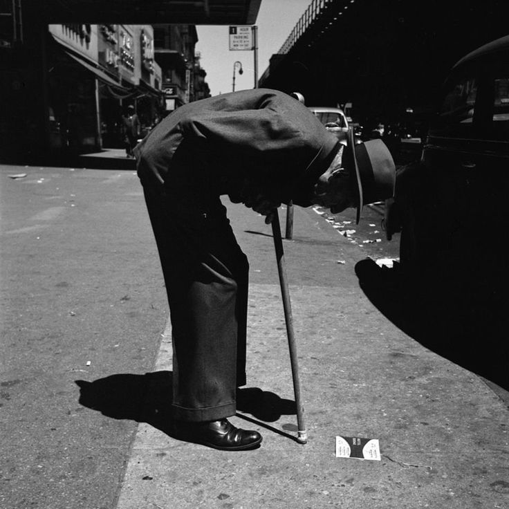 "El aburrimiento se cura con curiosidad. La curiosidad no se cura con nada."  
Dorothy Parker
📷Vivian Maier