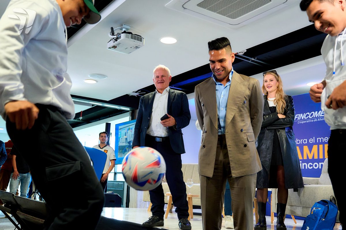 Fincomercio_'s tweet photo. #EnFamiliaConFalcao | Este martes 4 de junio recibimos a #Falcao en #Fincomercio, un espacio donde conocimos más allá del futbolista, al papá, esposo, hermano e hijo. 💙✨
Si te perdiste nuestro conversatorio, puedes encontrarlo en https://t.co/PcJAnwjDRn https://t.co/StFxMW8TND