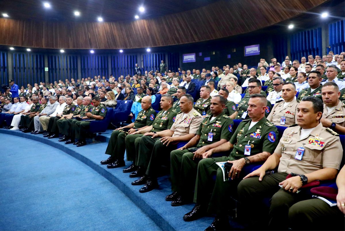 opermarcano4's tweet photo. Gran conferencia por parte de mi GJ @vladimirpadrino, sobre “Globalismo vs. Soberanismo, Venezuela en el tablero geopolítico mundial” a los cursantes de los diferentes postgrados de la @Umbv_Fanb, un análisis profundo y esencial para comprender nuestro papel en la geopolítica actual.