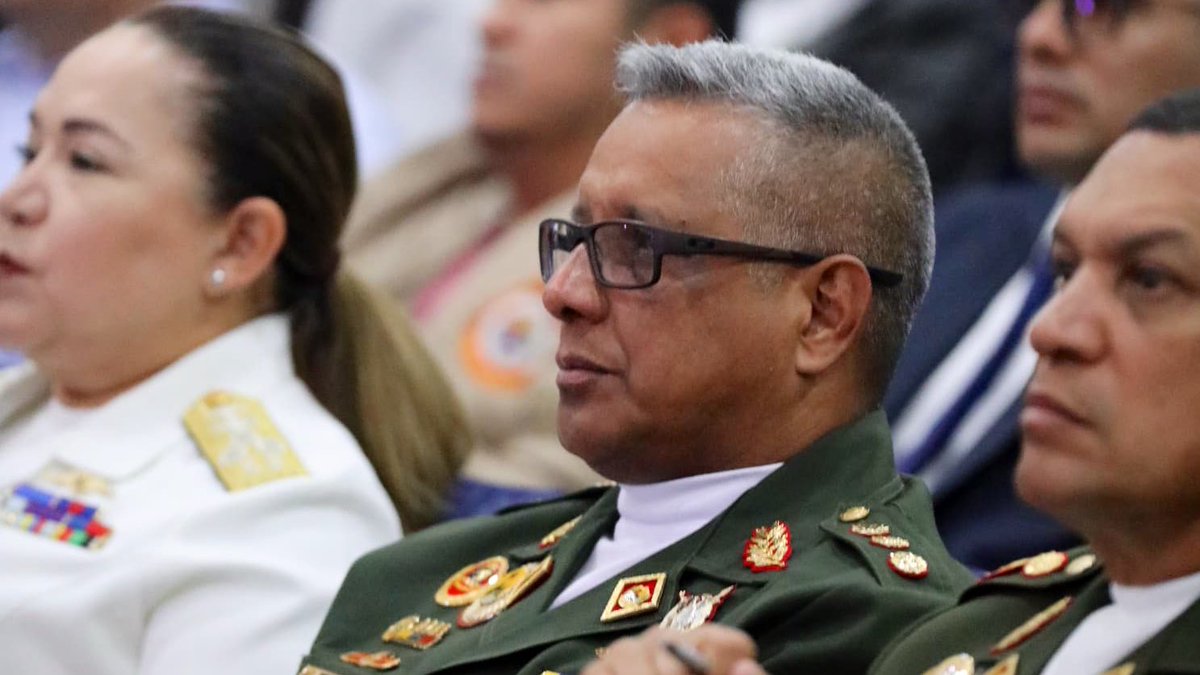 opermarcano4's tweet photo. Gran conferencia por parte de mi GJ @vladimirpadrino, sobre “Globalismo vs. Soberanismo, Venezuela en el tablero geopolítico mundial” a los cursantes de los diferentes postgrados de la @Umbv_Fanb, un análisis profundo y esencial para comprender nuestro papel en la geopolítica actual.