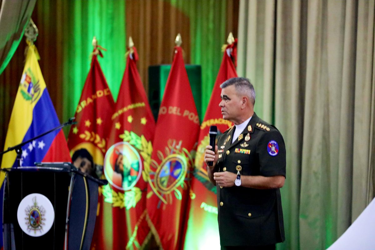 opermarcano4's tweet photo. Gran conferencia por parte de mi GJ @vladimirpadrino, sobre “Globalismo vs. Soberanismo, Venezuela en el tablero geopolítico mundial” a los cursantes de los diferentes postgrados de la @Umbv_Fanb, un análisis profundo y esencial para comprender nuestro papel en la geopolítica actual.
