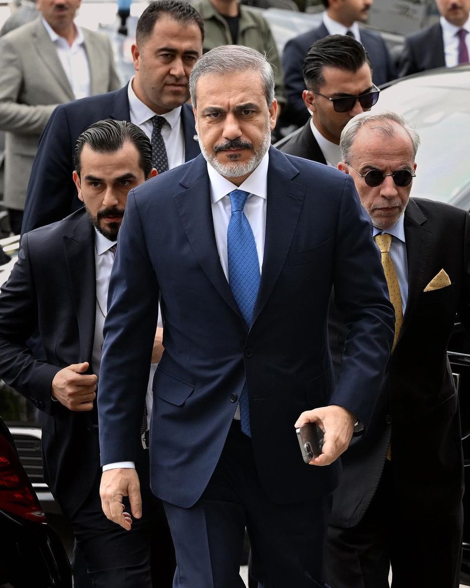 #هاكان_فيدان أو كما أحب أن أسميه "هاكان بيه".
هو رجل تركيا الأبرز والذراع الأيمن للطيب أردوغان بل هو السبب الرئيسي بعد الله الذي مكن الطيب أردوغان من تحقيق ماحققه إلى اليوم على كافة الأصعدة.

مايقوم به من أجل فلسطين  كبير جداً ولا ترون منه إلا القليل. 

يوماً ما ستعرفونه جيداً.