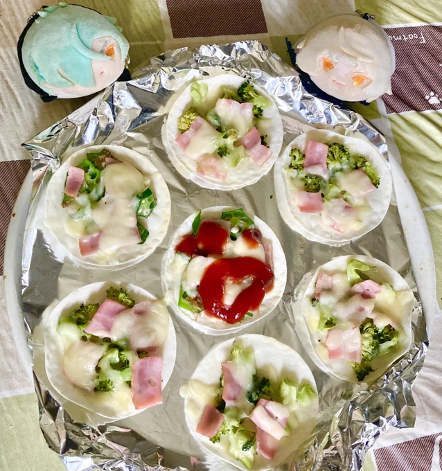 「今朝は (餃子の皮に 昨日のおかずの残りと チーズをのせて焼いた) ミニピザなのだ」