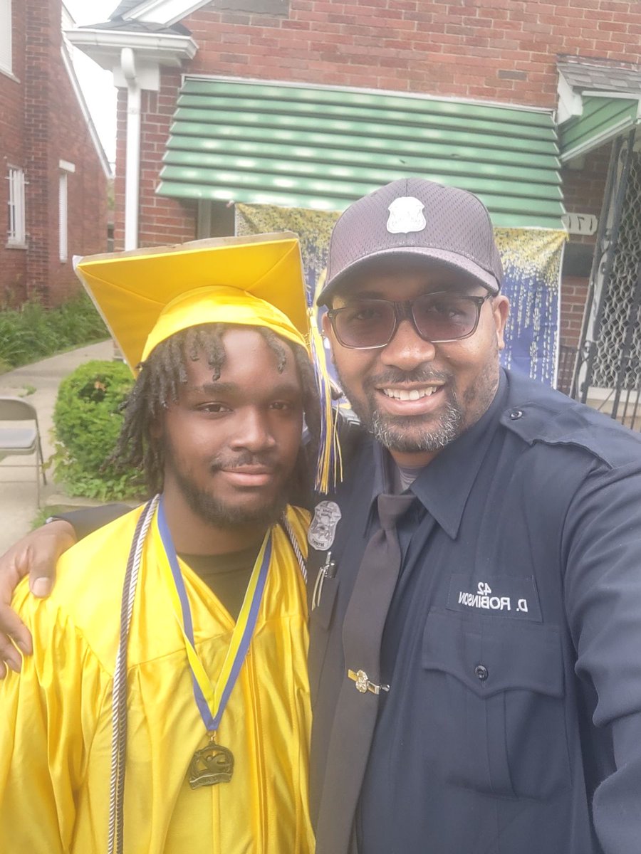 DPD11Pct's tweet image. 🔊🚨 For over a decade, Marquiece has been a familiar face at DPD 11th Precinct. Starting as an Explorer, he's now a leader and a community service star. Join us in congratulating him on his graduation! 🎓👏🏾💙 #CongratsMarquiece #DPDExplorers #FutureLeader