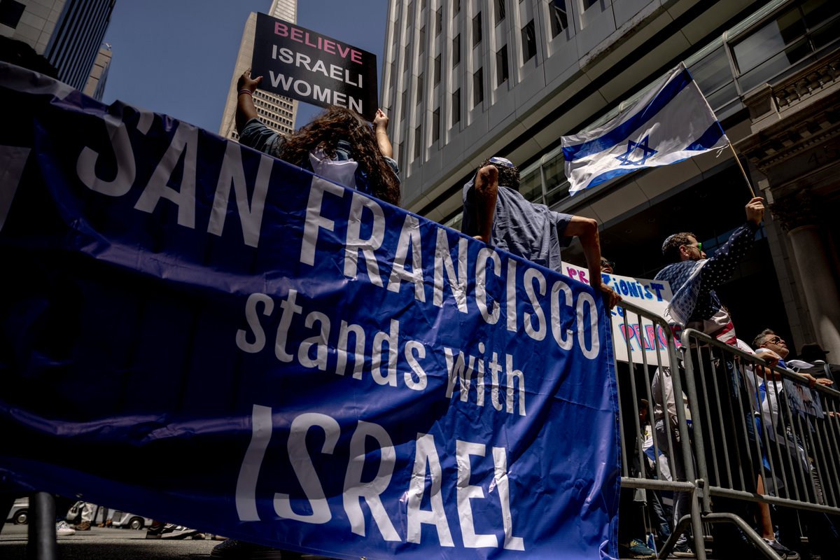 San Francisco Chronicle (@sfchronicle) on Twitter photo At the consulate, roughly the same number of pro-Israel demonstrators were gathering in front of the building, dressed in blue and waving Israeli flags.
๐ท <a href="/stephenlamphoto/">stephen lam</a> At the consulate, roughly the same number of pro-Israel demonstrators were gathering in front of the building, dressed in blue and waving Israeli flags.
๐ท <a href="/stephenlamphoto/">stephen lam</a>