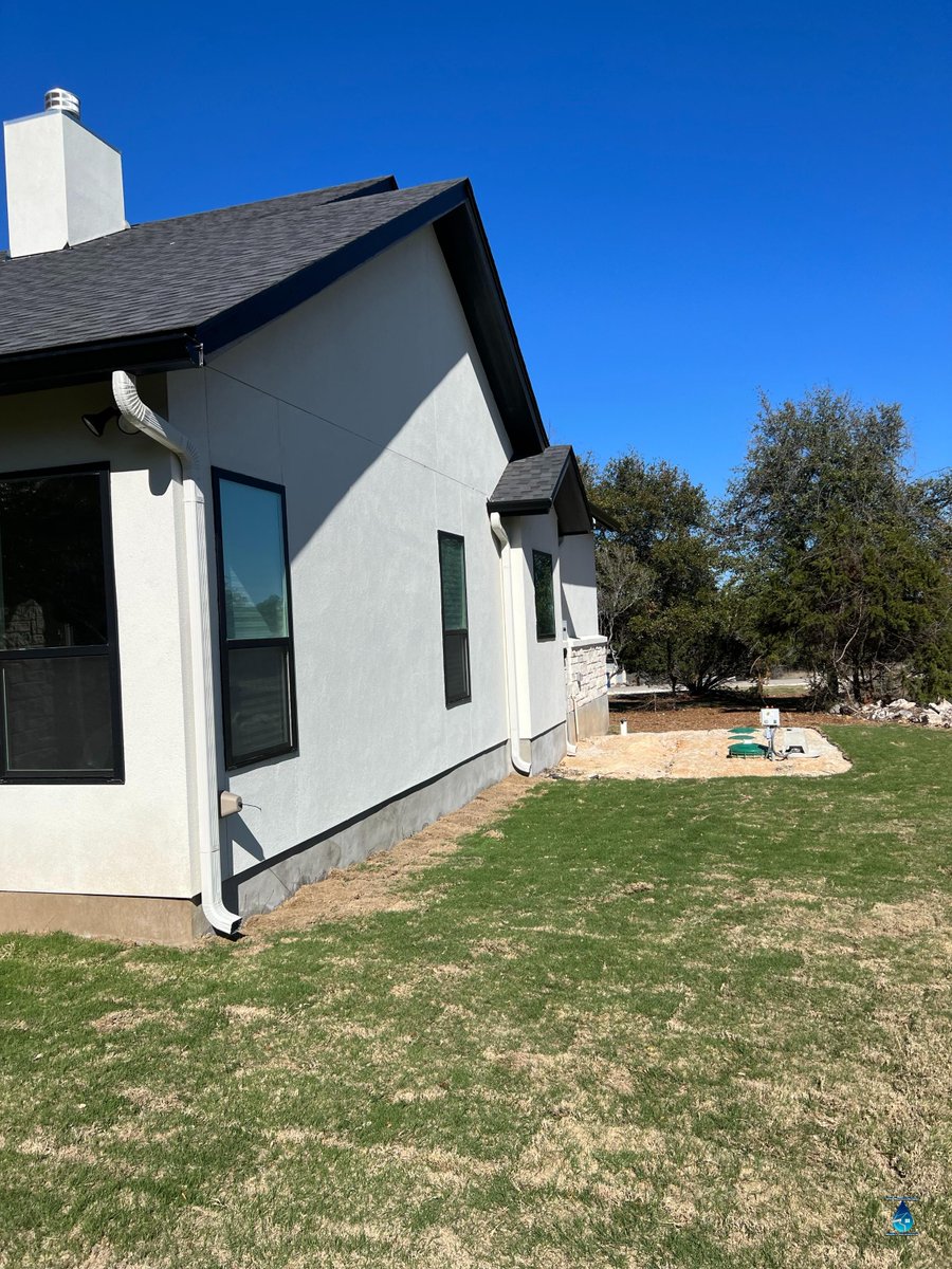 _seamlessgutter's tweet photo. Welcome to our family-run business! ๐ค We're proud to serve our local community and treat our customers like part of the family. โค๏ธ Come stop by and say hello! #LocallyOwned #FamilyOperated #CommunityLove ๐ #allseamlessraingutters #gutterslove #guttergods #guttersrus #loverai... https://t.co/Y9SxOmk06s