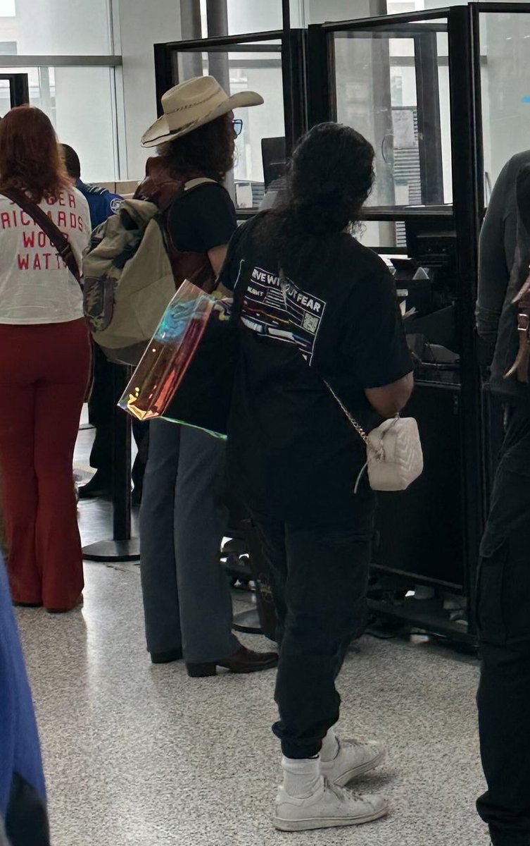 Somnia_Network's tweet image. Our bags at Consensus were an absolute sensation! 🎉 

They turned into the conference’s most coveted merch! 😍 

What’s the going rate now? Who’s bidding big? 💰

🔥 Let’s hear the buzz! ! 

#Consensus2024 #BagCraze #SwagAlert