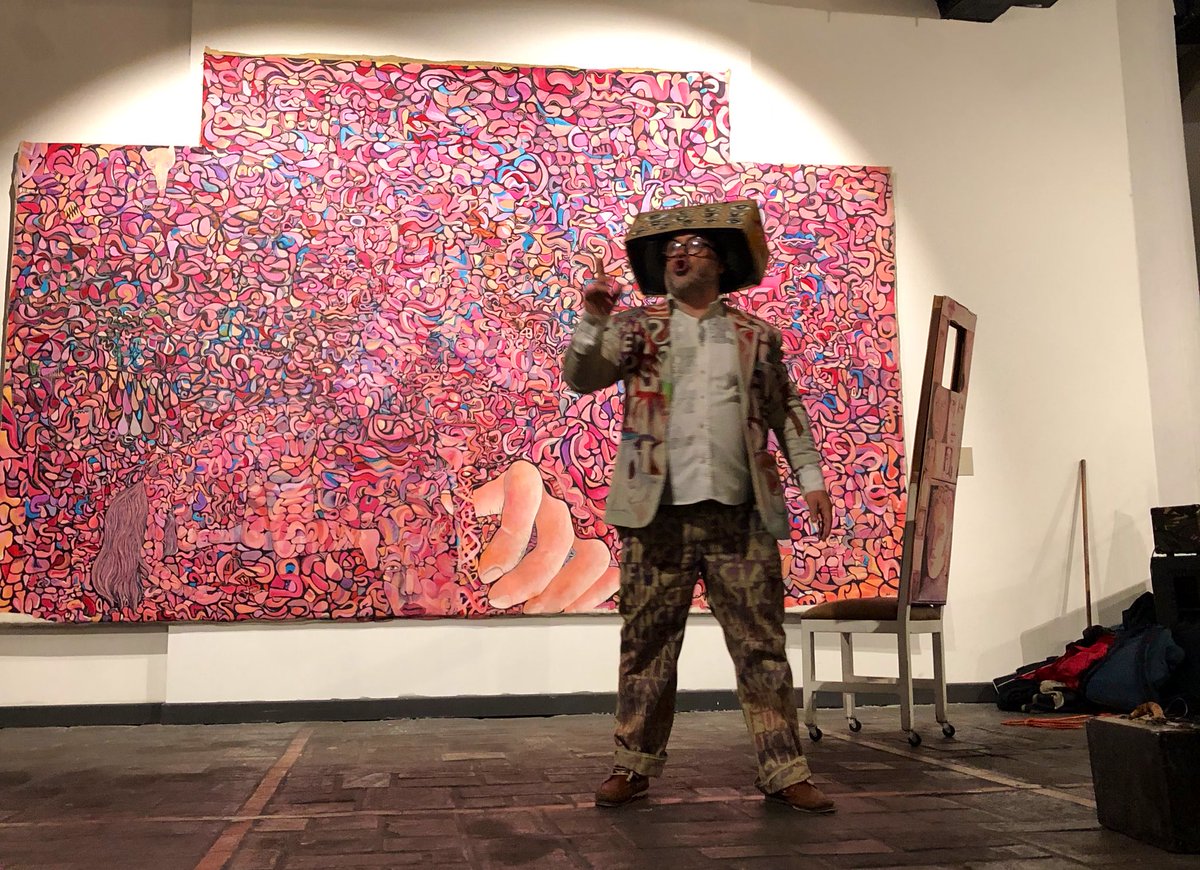 La incorporación de una pieza teatral en la exhibición del maestro <a href="/miguelvarea/">Miguel Varea</a> es de lo más encantador que vimos ayer en su inauguración, en el <a href="/muna_ecu/">MuNa_EC</a>.
De verdad que el arte siempre sacude y enseña. Tremendo homenaje!
<a href="/Cultura_Ec/">Viceministerio de Cultura y Patrimonio 🇪🇨</a> <a href="/RominaMProcel/">Romina Muñoz</a> 
<a href="/mvarea79/">martin varea</a> <a href="/miguelvarea/">Miguel Varea</a>