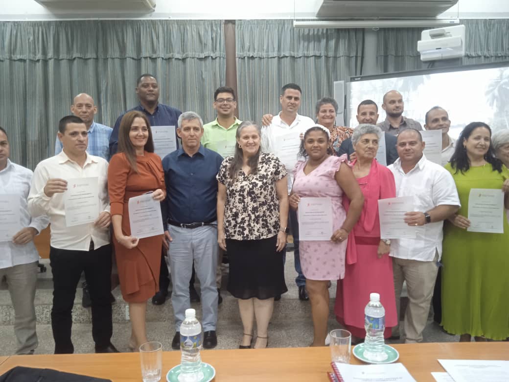 Defensa y graduación en <a href="/esceg11/">Escuela Superior de Cuadros del Estado y Gobierno</a> Entrenamiento de cargos fundamentales con trabajos municipales sobre exportaciones, comercio electrónico, energía renovable fotovoltaica y turismo agroecológico. <a href="/DiazCanelB/">Miguel Díaz-Canel Bermúdez</a> <a href="/MMarreroCruz/">Manuel Marrero Cruz</a> @JorgeLuisPerd20 <a href="/MiguelM08907875/">Miguel Mario Cabrera Castellanos</a>