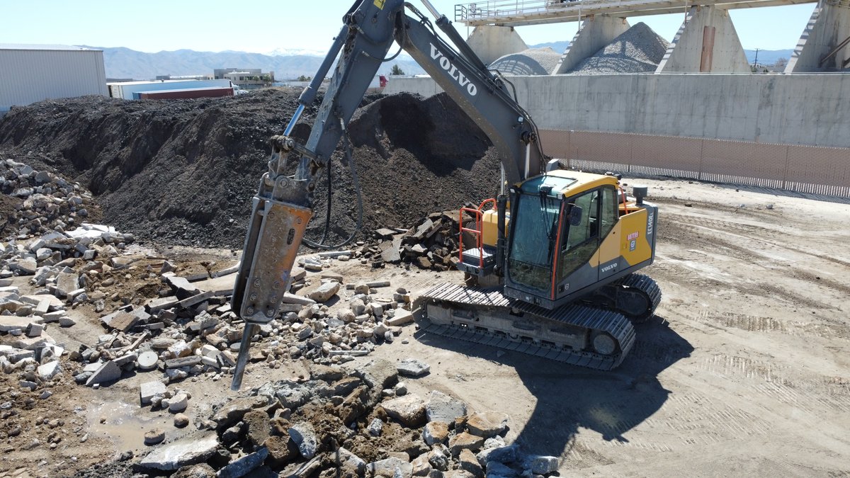 VolvoCES's tweet image. Big thanks to Paul Emery for having us at his plant and showing us the process on how recycled aggregate is created! ♻️ 

#volvoces #recycledaggregate #constructionequipment #construction #roadsideconstruction