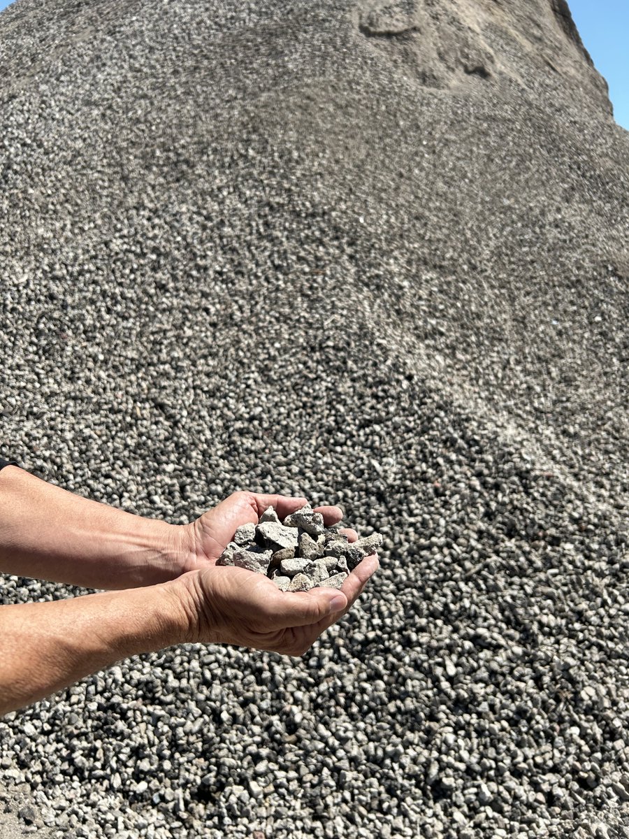 VolvoCES's tweet image. Big thanks to Paul Emery for having us at his plant and showing us the process on how recycled aggregate is created! ♻️ 

#volvoces #recycledaggregate #constructionequipment #construction #roadsideconstruction
