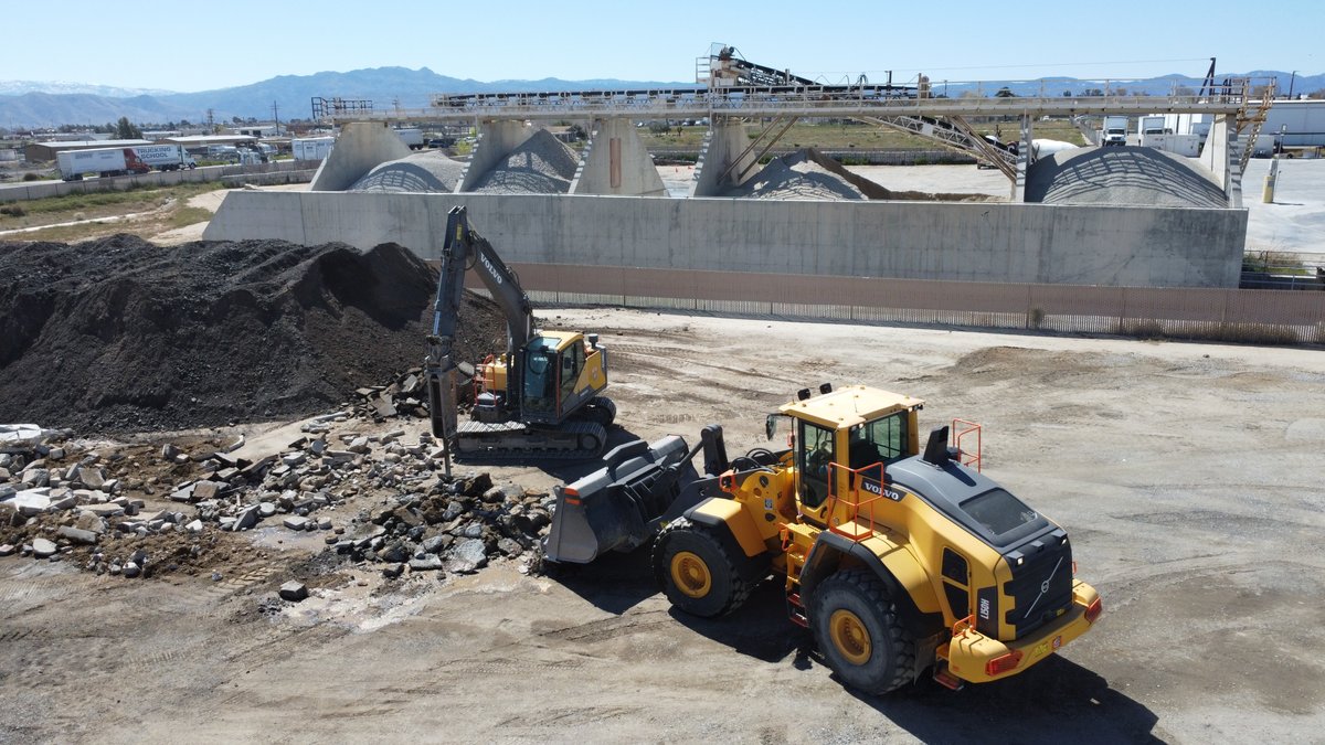 VolvoCES's tweet image. Big thanks to Paul Emery for having us at his plant and showing us the process on how recycled aggregate is created! ♻️ 

#volvoces #recycledaggregate #constructionequipment #construction #roadsideconstruction