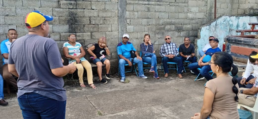 Adguarico's tweet image. #7Junio Se realizó una reunión de trabajo y conformación del equipo electoral del Centro liceo Humboldt. En presencia de los Secretarios General Julio Gallardo de Organización Félix Laya de Educación, municipio Miranda. #Unidad #EdmundoParaTodoElMundo #HastaElFinal