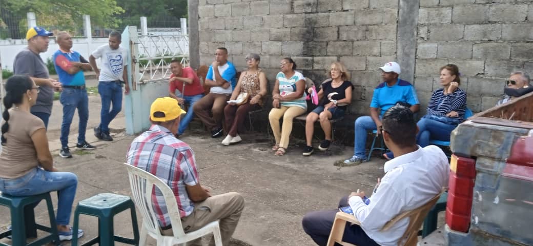 Adguarico's tweet image. #7Junio Se realizó una reunión de trabajo y conformación del equipo electoral del Centro liceo Humboldt. En presencia de los Secretarios General Julio Gallardo de Organización Félix Laya de Educación, municipio Miranda. #Unidad #EdmundoParaTodoElMundo #HastaElFinal