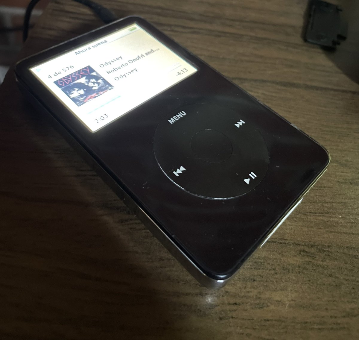 inicomslink's tweet photo. Muy vintash (sic), como dice la chaviza. Una gran forma de escuchar música. #iPod #iPodVideo https://t.co/WIIPOZyy2g