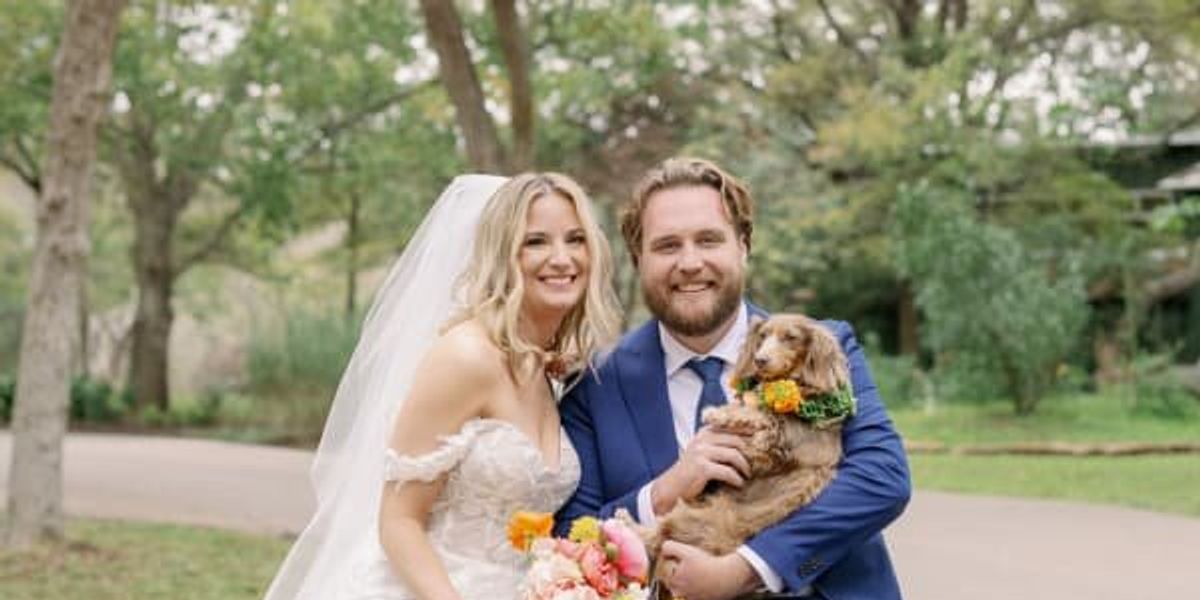 Fun Austin couple colors outside the lines in animal-filled wedding austin.culturemap.com/news/society/j…