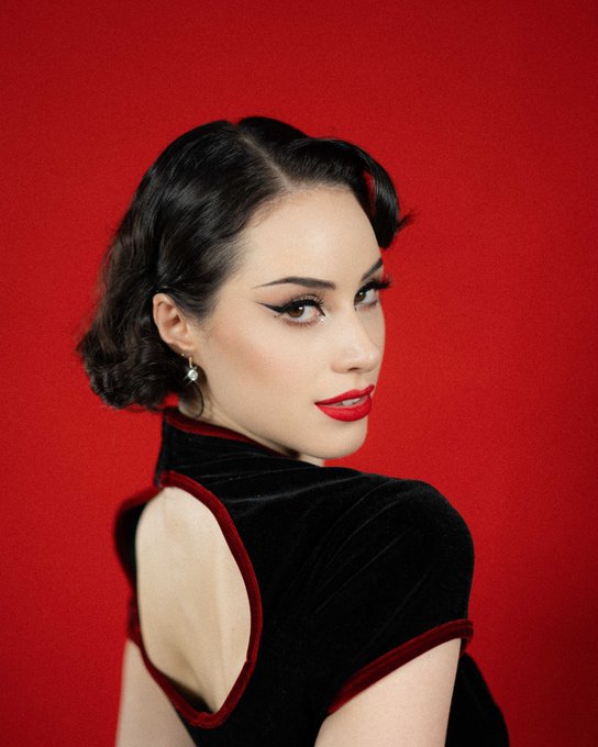 Have you watched my Burlesque Showgirl Makeup Tutorial yet? ❤️  It's almost at 5k views on YouTube! Head<a href="/tag/auckland"class="tags"><span>#auckland</span></a>