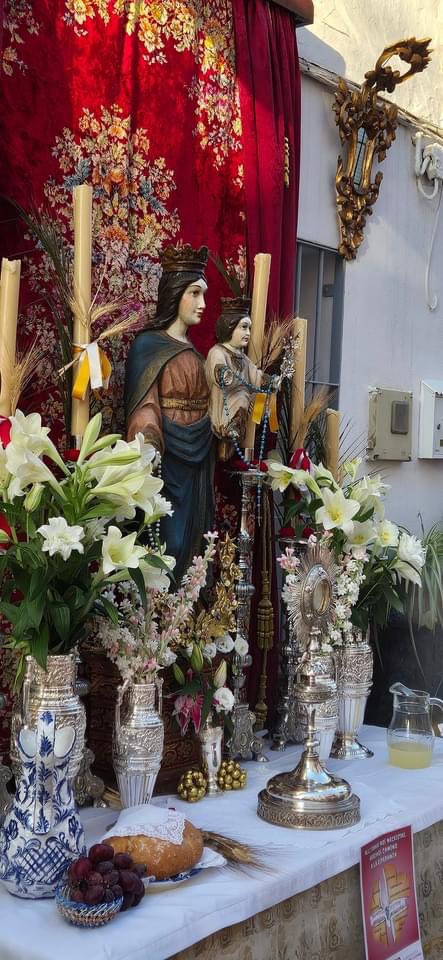 🌅🙏🏽 Disfrutamos de una muestra de fotografías de la procesión del Corpus, iluminando las calles de Álora al atardecer del pasado domingo. Destacamos el hermoso altar preparado por nuestra Hermandad  en la calle Benito Suárez. #Corpus #Álora #VirgendeFlores #PatronadeÁlora
