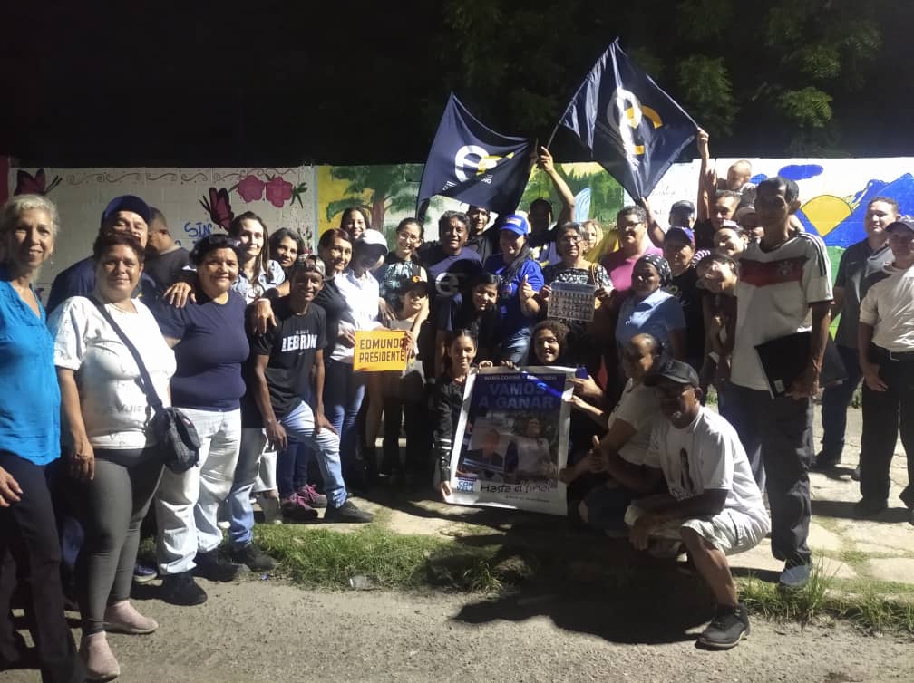 EncuentroCiud13's tweet image. #7junio El equipo de @EnCiudadanoVzla en el Municipio Los Guayos dejó Juramentado el comandito "Batalla de Junín", incentivando el voto por @EdmundoGU en la UNIDAD.

#UnidosSomosMejores
#UnidadYVoto
