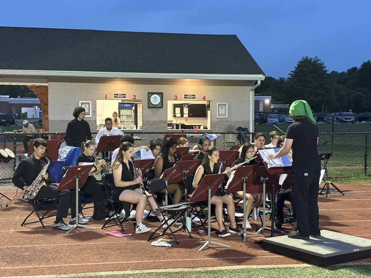 Senior Student Conductor Sarah Walters at HHS Performing Arts Pops Night leading the band in “The Legend of Zelda: A Link to the Past”