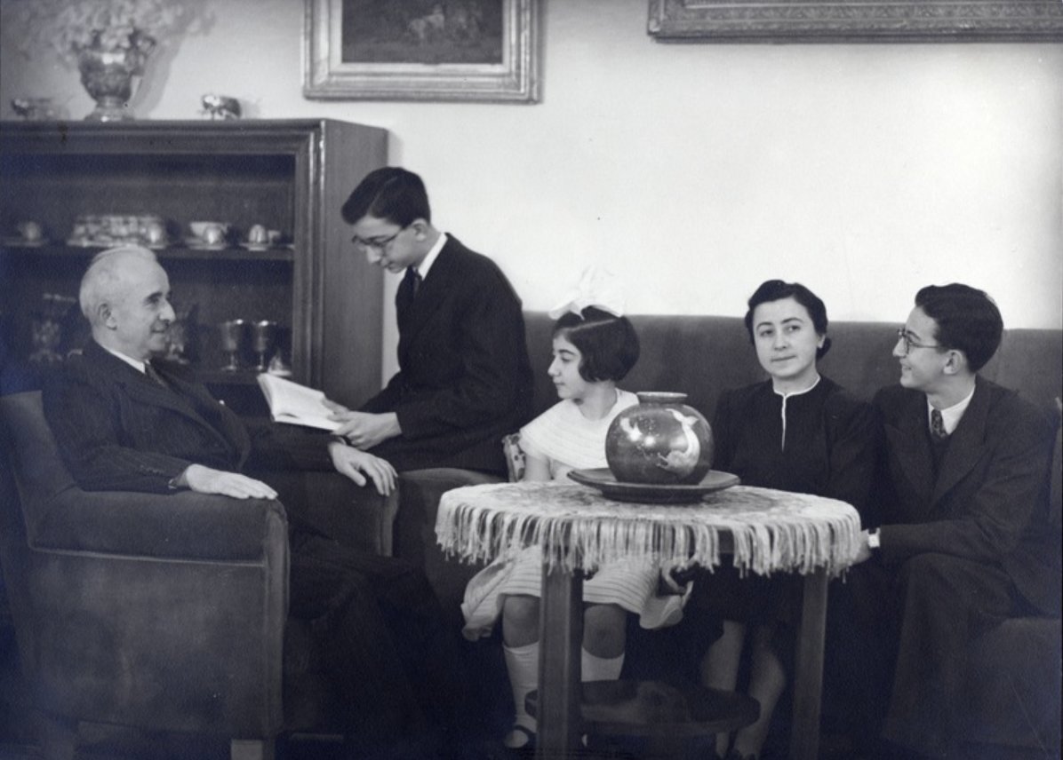 3-) Mütevazı hayatına devam eden genç Erdal ve abisine Fransa'dan Türkiye'nin ilk spor otomobili de yine bu köşkte yaşarken 1940 yılında hediye edilmiş. 1940 yılında 2. dünya savaşı da devam ediyor tabi. Genç Erdal, Pembe Köşk'ün etrafında sekiz silindirli Delahay marka arabası