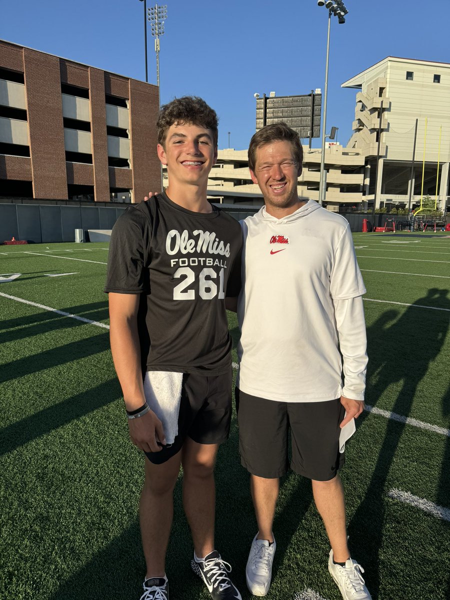 Thank you coach <a href="/WeisJr_M/">Charlie Weis Jr</a> for the offer from the University of Mississippi!@ty_simpson06  <a href="/Coach_JSimpson/">Jason Simpson</a> #ComeToTheSip #olemissftball 🦈🦈