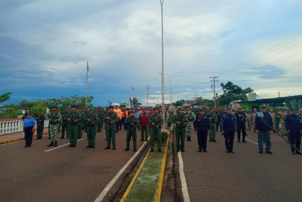 Cicpcamazonas's tweet photo. El Cuerpo de Investigaciones Científicas, Penales y Criminalísticas (CICPC) participado activamente en el despliegue de seguridad realizado por los organismos de Seguridad Ciudadana  para este fin de semana en toda la ciudad de Puerto Ayacucho.
🚓👮‍♂️👮‍♀️🔒🌟 https://t.co/YeXVgTICar