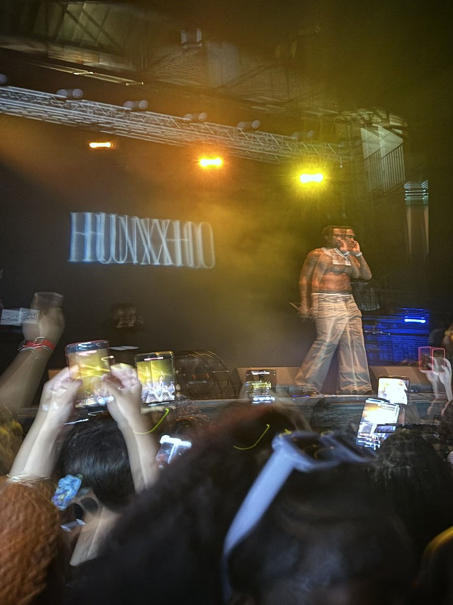 abuggxo's tweet photo. @hunxho   One of the best vibes I’ve had at a concert in a while 
#onenightonly https://t.co/SyNeroDAMG