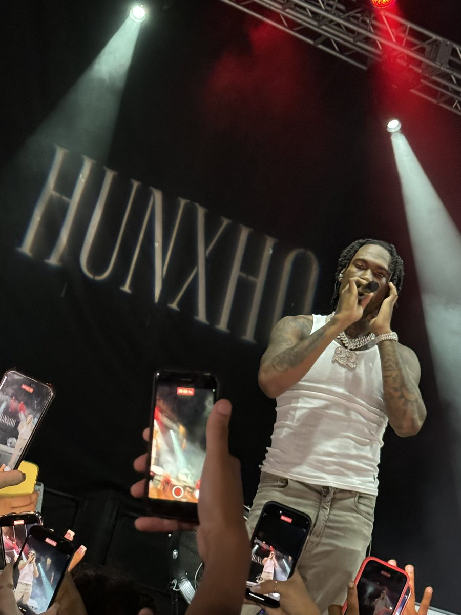 abuggxo's tweet photo. @hunxho   One of the best vibes I’ve had at a concert in a while 
#onenightonly https://t.co/SyNeroDAMG