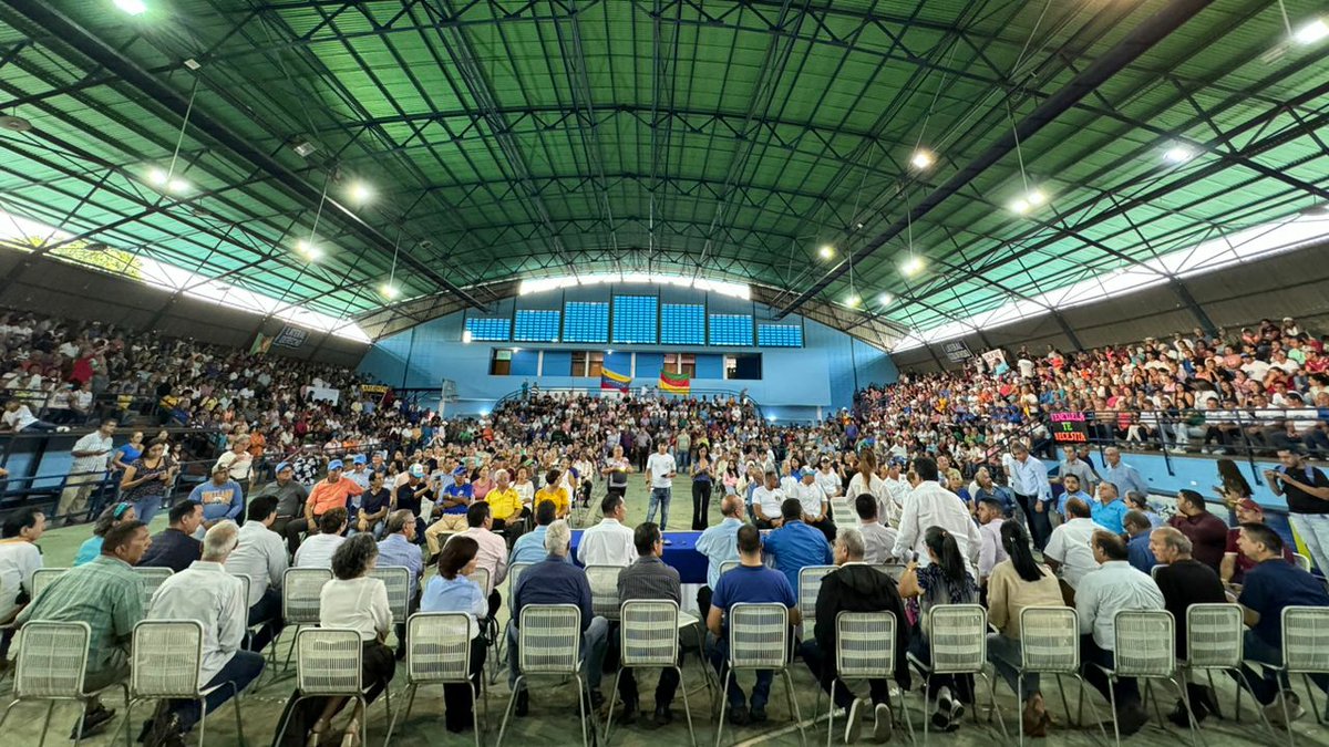 PieroMaroun's tweet photo. Estamos recorriendo Venezuela para sumar, organizar e incorporar más ciudadanos al trabajo, porque para ganar todos somos necesarios.

Desde Colón estado Táchira, damos la bienvenida al equipo de @ADemocratica al Alcalde Yonnhy Liscano, sumando cada día más compañeros al cambio con @EdmundoGU.

#VamosAGanarConEdmundo🇻🇪