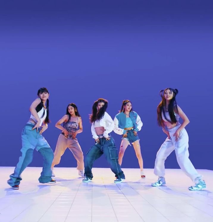 kchartsmaster's tweet photo. “Hype Boy” by @NewJeans_twt is now the most streamed song released by a girlgroup this decade on MelOn (242.3 million steams). https://t.co/lsh7rCSHtX