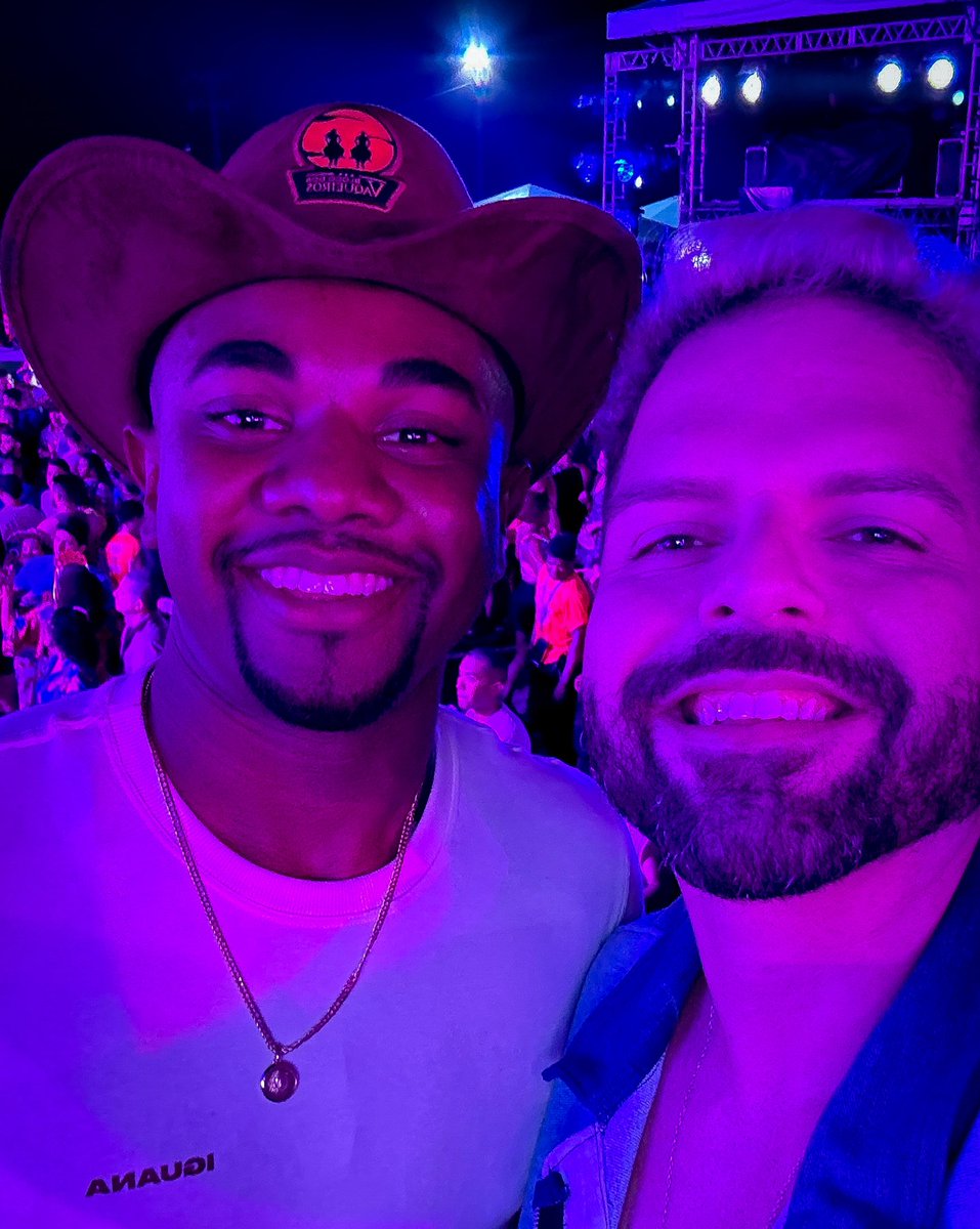 falamuka's tweet photo. Foi daqui que pediram essa foto com o campeão do #BBB24? Ó, mandei os beijos da turma do #SpaceDoMuka pro @davibritof … https://t.co/qokYXmyau7