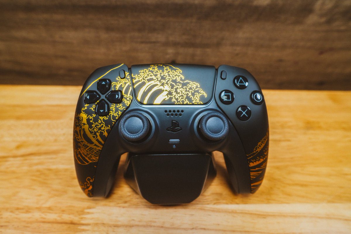 GUYS GUYS GUYS!!! CONTROLLER GIVEAWAY IN 45 MINTUES!!!

Get into my stream to win! (link in comments)