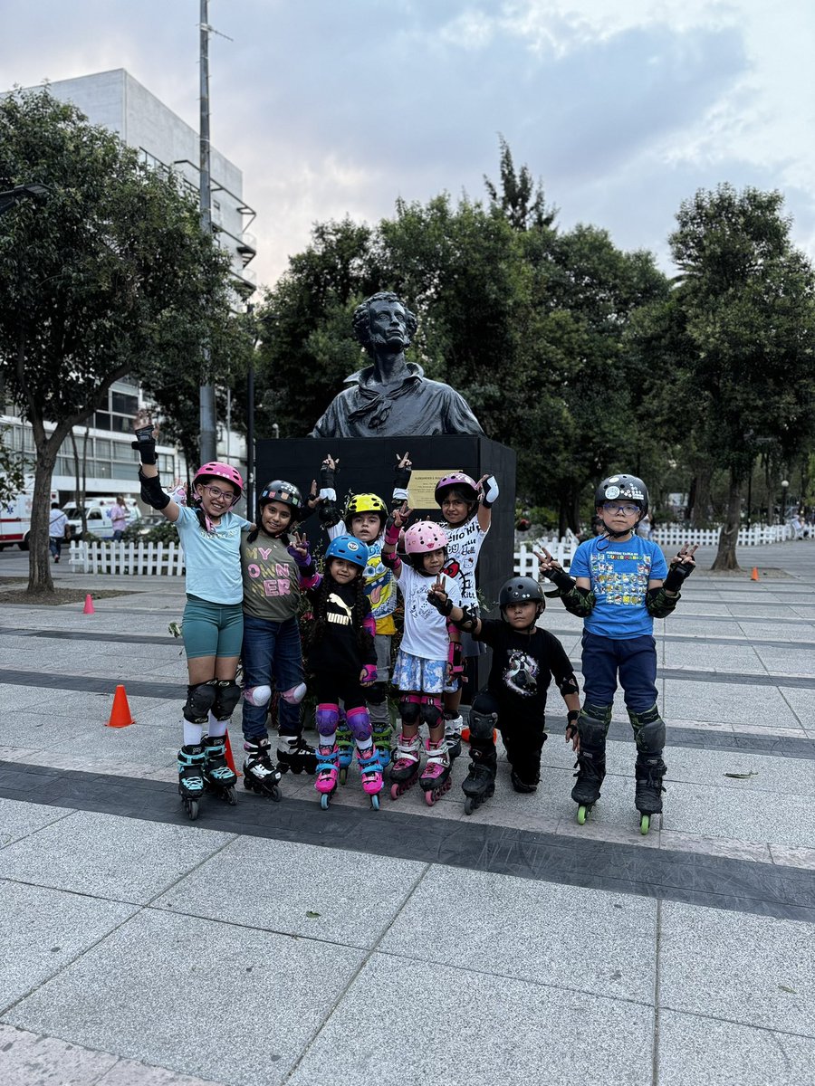 JardinPushkin's tweet photo. Niños del grupo @quieropatinarmx que patinan todos los días aquí en #jardinpushkin agradecen que el parque se vea otra vez bonito 

Gracias @AlcCuauhtemocMx y Jefe Ortega 

@RomaNorte2 @pzaluiscabrera @PlazaRomita @prjaneiro https://t.co/sVgJYMzcXS