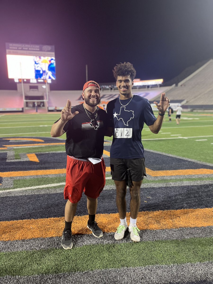 #AGTG After a great camp and conversation with <a href="/Coach8Escobar/">Christian Escobar</a> I’m blessed and honored to receive my 2nd offer from Sul Ross State University. <a href="/CoachLaidet/">John Laidet</a> <a href="/dorianleonard3/">ocho</a> <a href="/RyanVaughn21/">Ryan Vaughn</a>