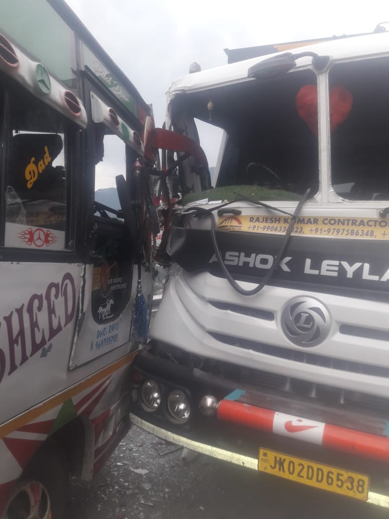 GulistanNewsTV's tweet photo. Collision of #MinBus with #Dumper at #Kastigarh, #Doda. https://t.co/7981CUFgCf