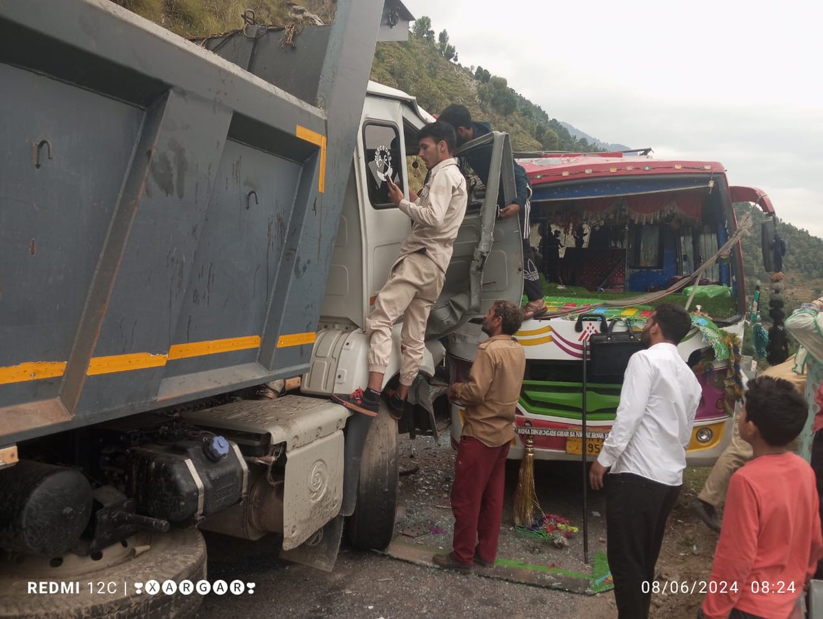 GulistanNewsTV's tweet photo. Collision of #MinBus with #Dumper at #Kastigarh, #Doda. https://t.co/7981CUFgCf