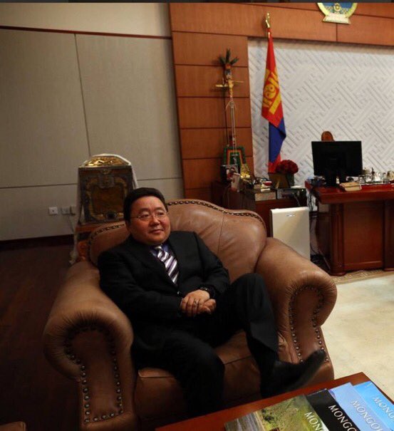 Энэ хулгайчийн үлдээсэн бузар булай хулгай дээрмийн чанартай хийсэн ажлуудыг энэ үеийнхэн цэвэрлэх гэж үйлээ үзэж, янз бүрээр доромжлуулж бна

Хулгайчийг хурдан олж ирж шоронд нь хэвтүүлэх юмсан