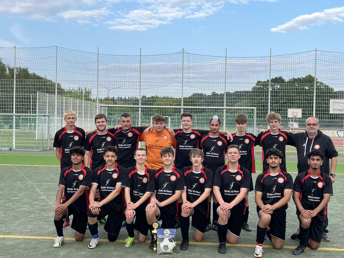 FCMotorNBGDSued's tweet photo. Meisterschaft der B Jugend gewonnen!
Herzlichen Glückwunsch unserem Team zum gestrigen 16:1 Erfolg gegen die Jungs der Nossentiner Hütte und zum Erreichen der Kreismeisterschaft! https://t.co/gcXgdYCQRt