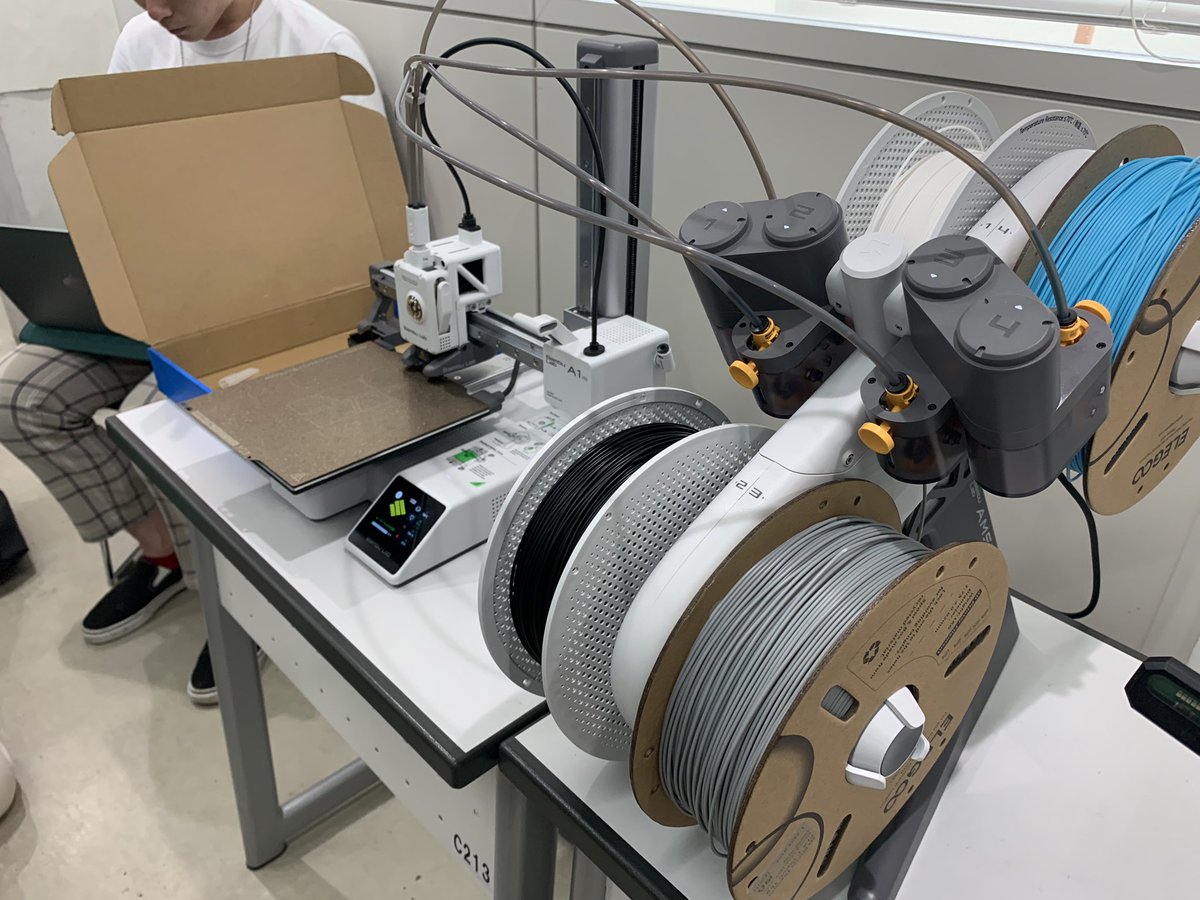 ロボットアーキテクチャ( <a href="/Robot_Architect/">北海道大学Robot Architect@見学・入部希望募集中</a> )さんの展示に最新3Dマルチカラープリンターをお貸し中です！印刷実演中！✨ 教室は工学部のC213です！

部長が3Dプリンターで作った魔法銃も展示されてるのでぜひお越しください！
x.com/kamayasu106090…

#北大祭 #北工祭 #3D研