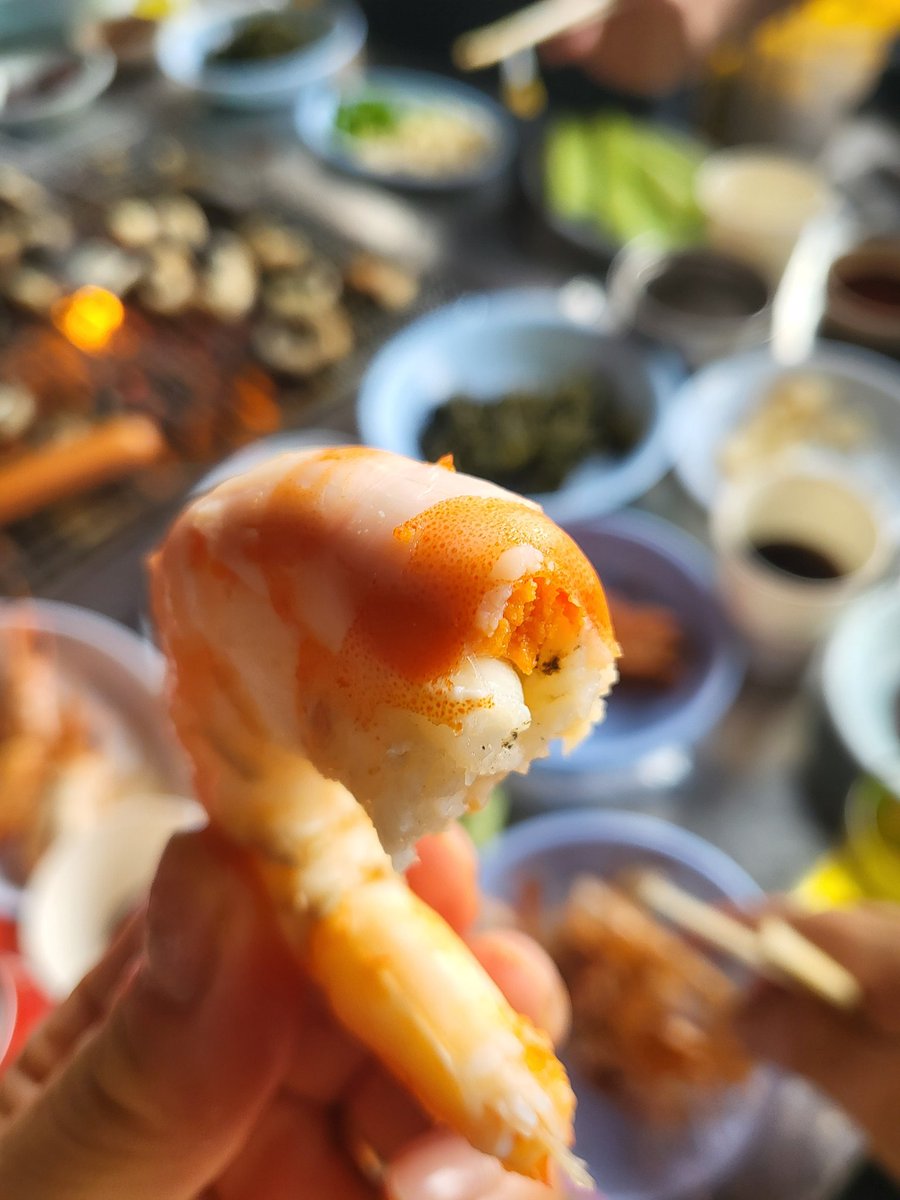 언제나 친정은 너무나도 좋고 감사한.....자연산 장어로 사위 몸보신 시키신다공....자연산 대하는 알이 꽉차서 너무도 맛나공~~너무 맛나고 잘먹었습니당~언제나 부모님의 사랑은 한도초과~~~ㅋ 해피 주말 몸보신 지데루 했네용~~트친님들도 해피한 주말들 보내세용~~!!!*^^*