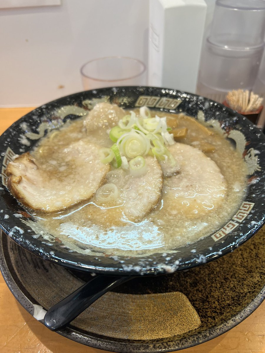 すごいの食べちゃったし、
エプロンしたままお店出てきてたよ
私服に馴染んでた^^ https://t.co/1yEXltOyDB