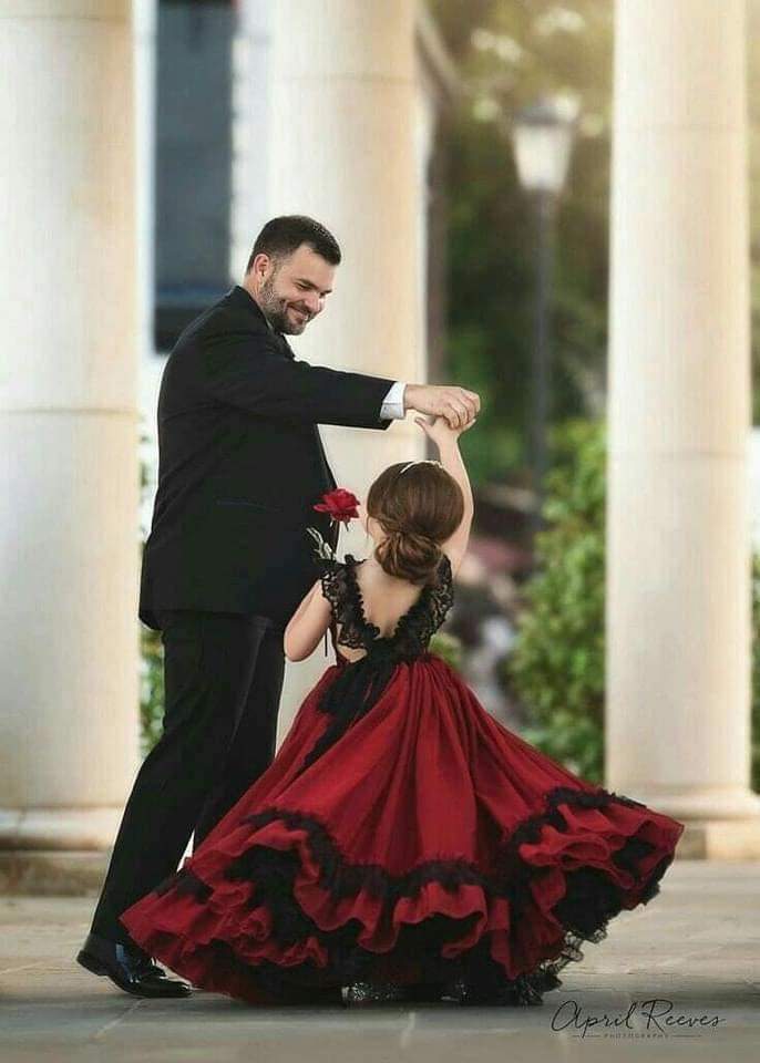 پیڑ کے سائے میں بیٹھی تو خیال آیا ہے
ایک مدت ہوئی باپ کو نہیں دیکھا میں نے😥