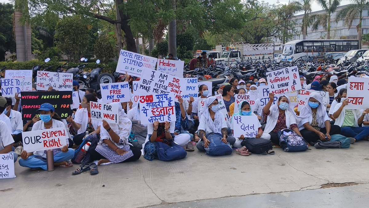 imdevang07's tweet photo. Day 7 of demanding justice #ShantabaaInterns
#MedX
#NilKurt

1) @PMOIndia 
2) @CMOGuj 
3) @NMC_IND
4) @official_aimsa
5) @IMAIndiaOrg
6) @MoHFW_INDIA https://t.co/FiOzy7qJQC