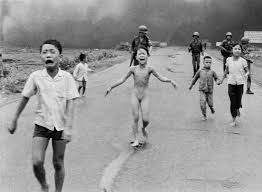 EMANUEL28082733's tweet photo. 8/6/1972
Vietnam
El fotógrafo #NickUt de #AssociatedPress toma esta foto de la niña #PhanThiKimPhúc quemada por el napalm
@EMANUEL28082733
@mar_rojo_ https://t.co/FpCivG8BfD