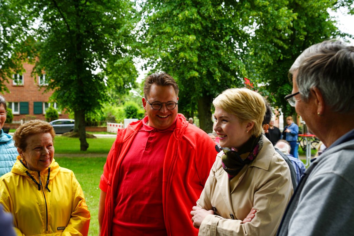 SPDMV's tweet photo. Danke an alle in #Dargun!
Wir waren gestern mit @ManuelaSchwesig, unserer Europakandidatin @sabrina_repp, unserem Bürgermeisterkandidaten Alexander Guse auf dem #PlatzDesFriedens. Wir wollen Dargun #gemeinsaMVoran bringen. Deshalb: Am Sonntag alle Stimmen für die SPD ❤️ https://t.co/N6nMB5kR3I