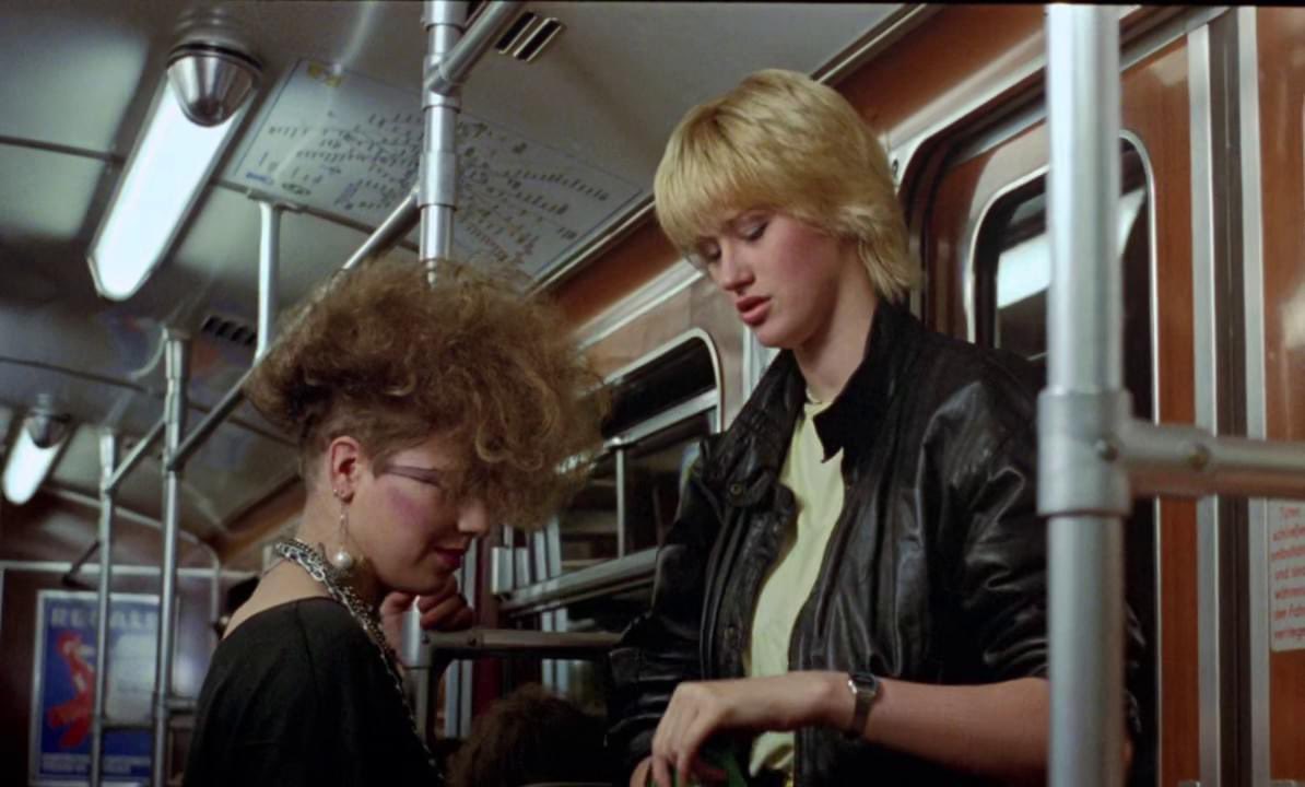 Comparse goth e new wave in Dèmoni (1985) di Lamberto Bava. Si tratta della scena iniziale del film, girata nella metropolitana di Berlino.