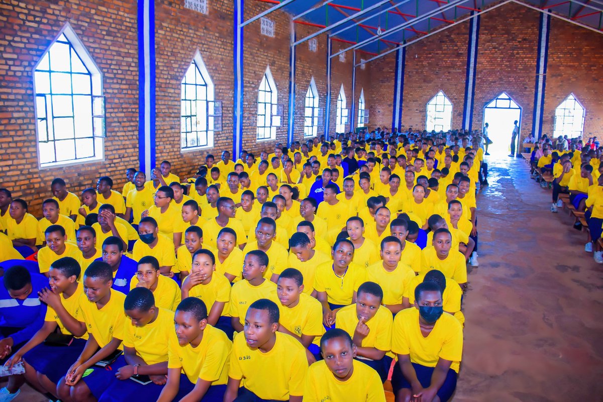 EByumba's tweet photo. 2/2:and staff came together to discuss important topics such as depression and trauma.#MvuraNkuvure
#ConnectForPeace
#AdolcentMentalHealth #Gatsibodistrict @Rwanda_Edu https://t.co/5aTlJNYZvE